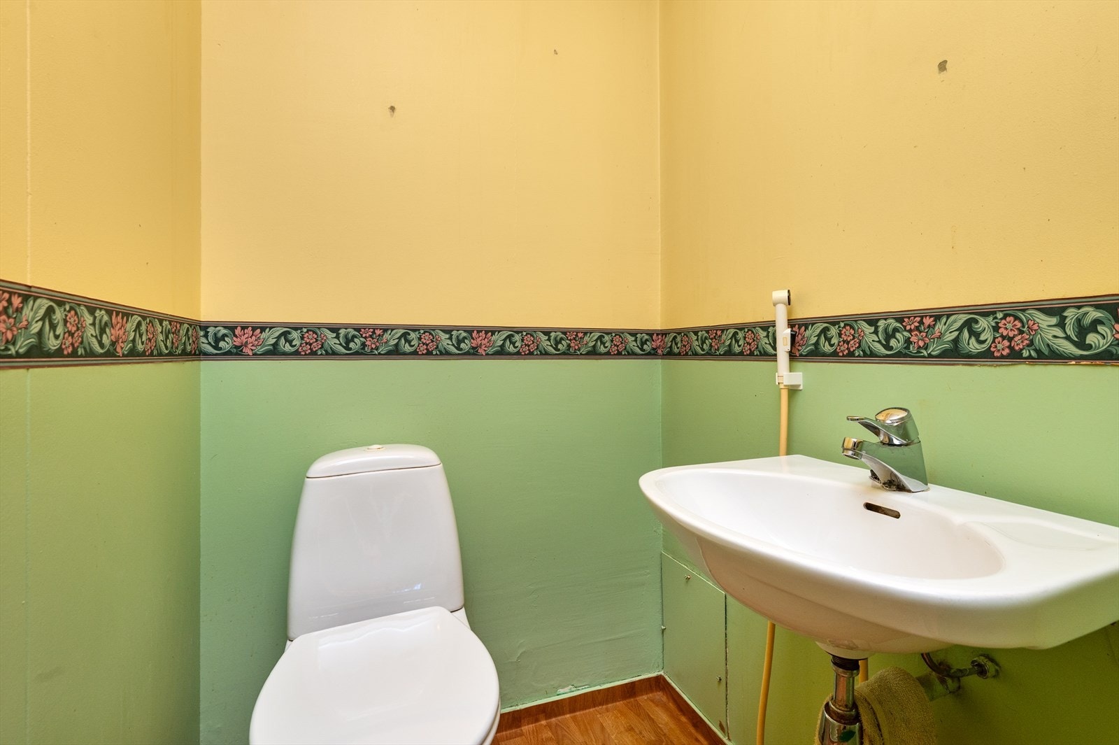 Vegg-i-vegg med baderommet er det toalett. Galleribilde