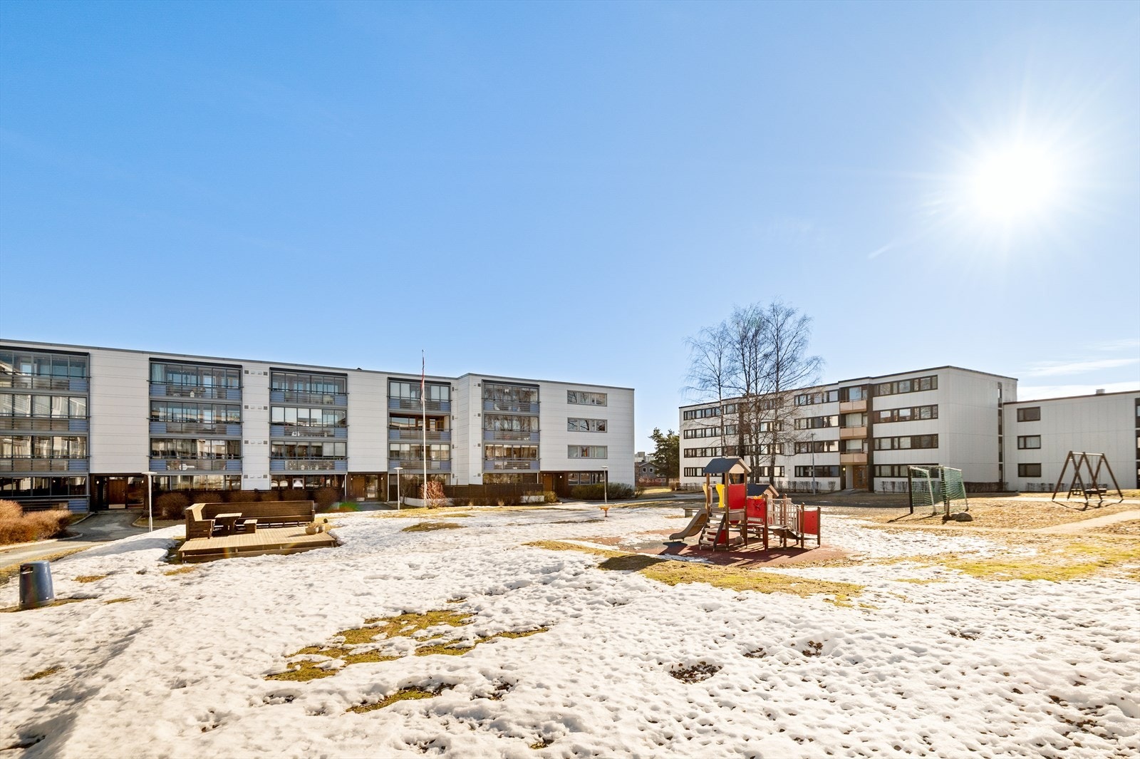 Det er parkering på borettslagets felles biloppstillingsplass. Galleribilde