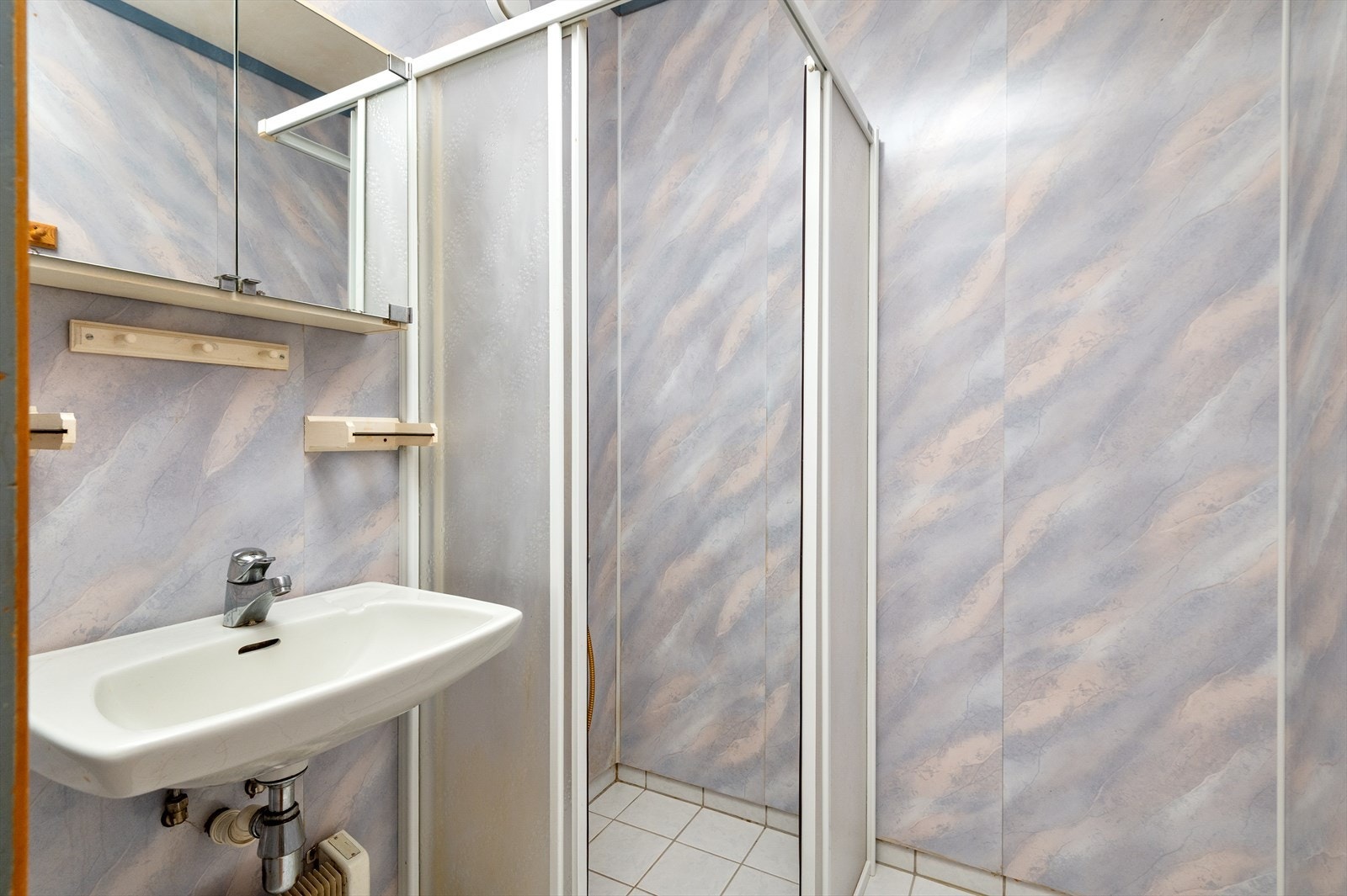 Baderommet er på 2,5 m². Det er flislagt gulv og våtromsplater på vegger. Galleribilde