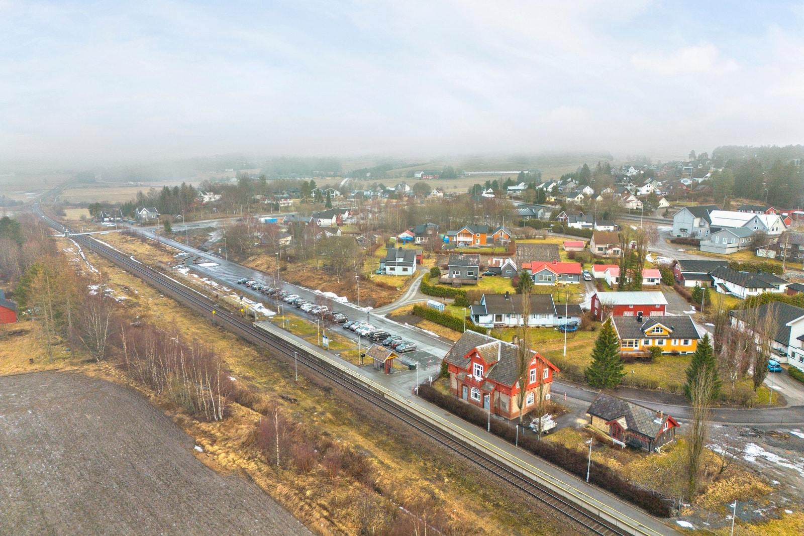 Beliggende i søndre del av grendesenteret Sparbu, ca. 13 km fra Steinkjer sentrum. Ligger i område med variert nærings- og boligbebyggelse som boliger, bensinstasjoner, kafe og grendehus. Kort vei til Steinkjer, Inderøy og Verdal. Galleribilde