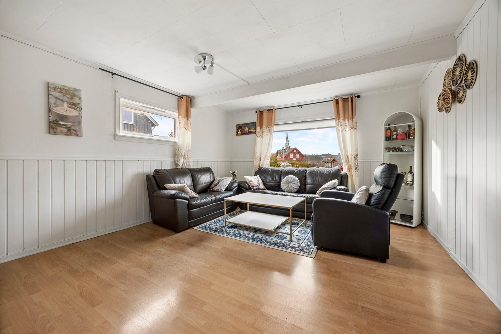 Lys, trivelig stue med plass for sittegruppe. Galleribilde