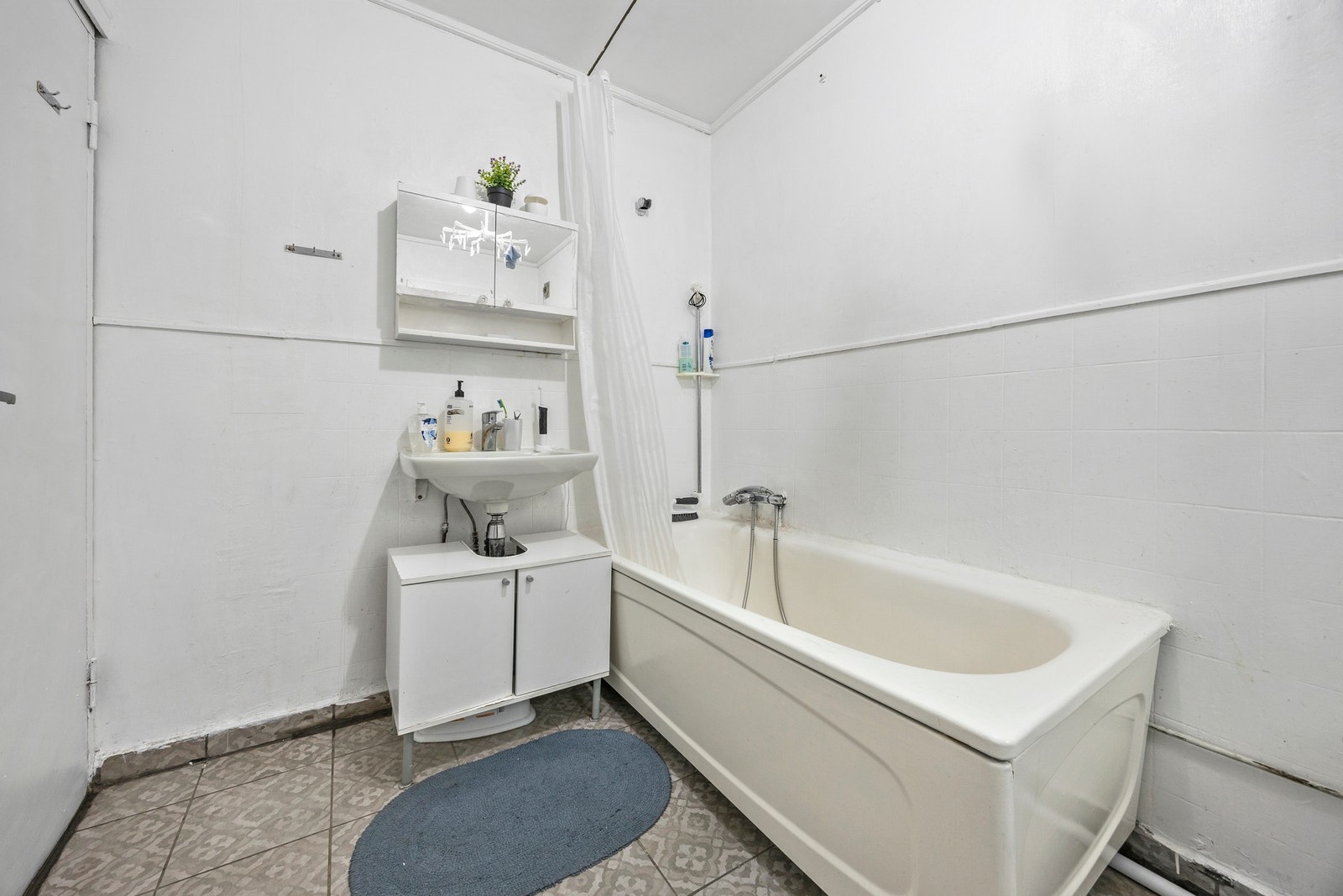 Bad/vaskerom - 6,5 kvm. Utstyrt med toalett, servant og badekar . Galleribilde