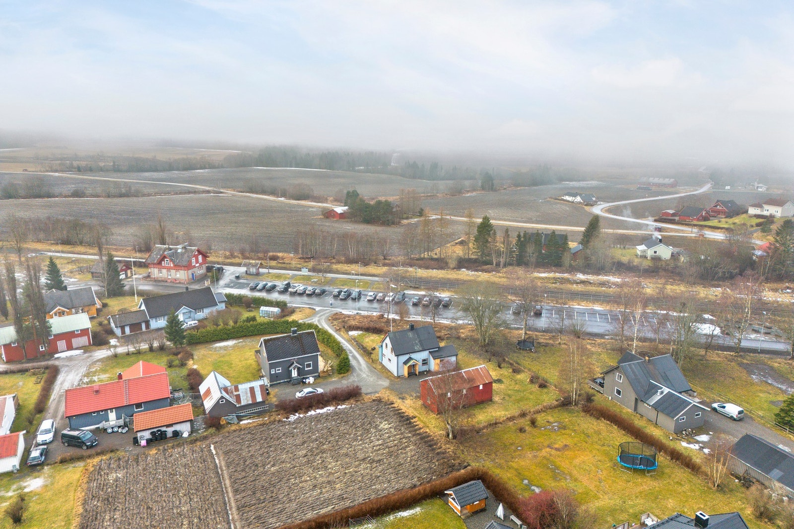 Boligen like ved togstasjonen, noe som gjør eiendommen praktisk med tanke på pendling. Galleribilde