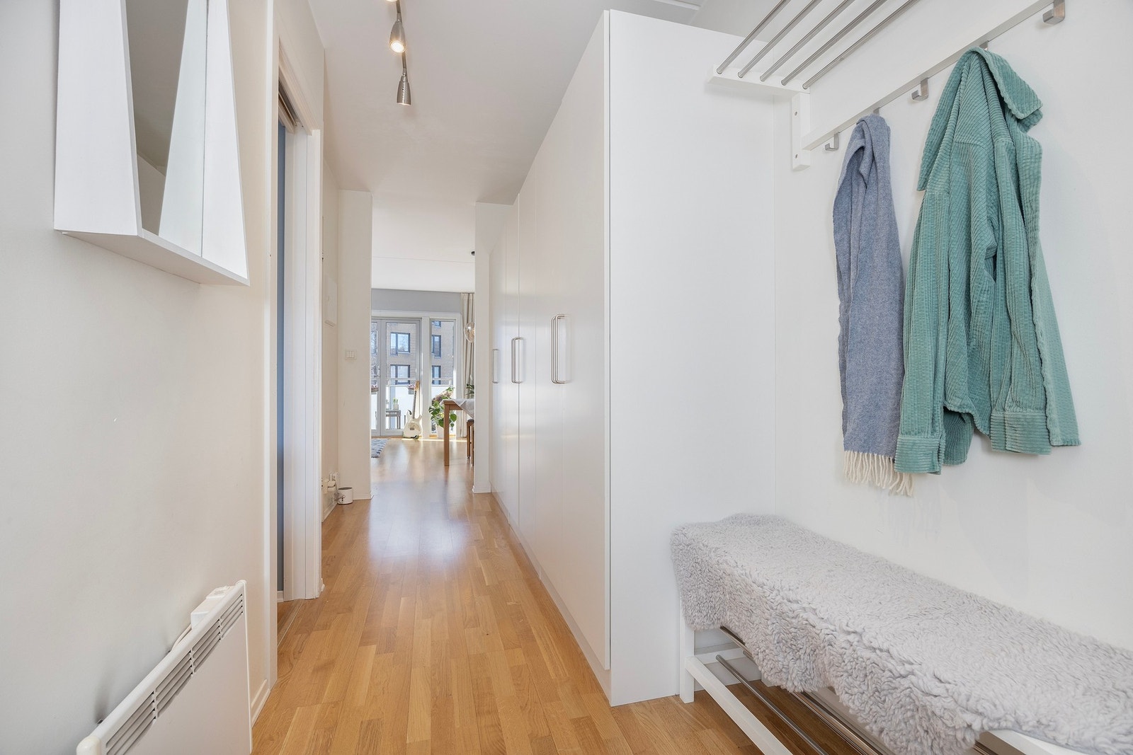 I entrè er det rikelig med plass til skap og garderobe løsning. Galleribilde