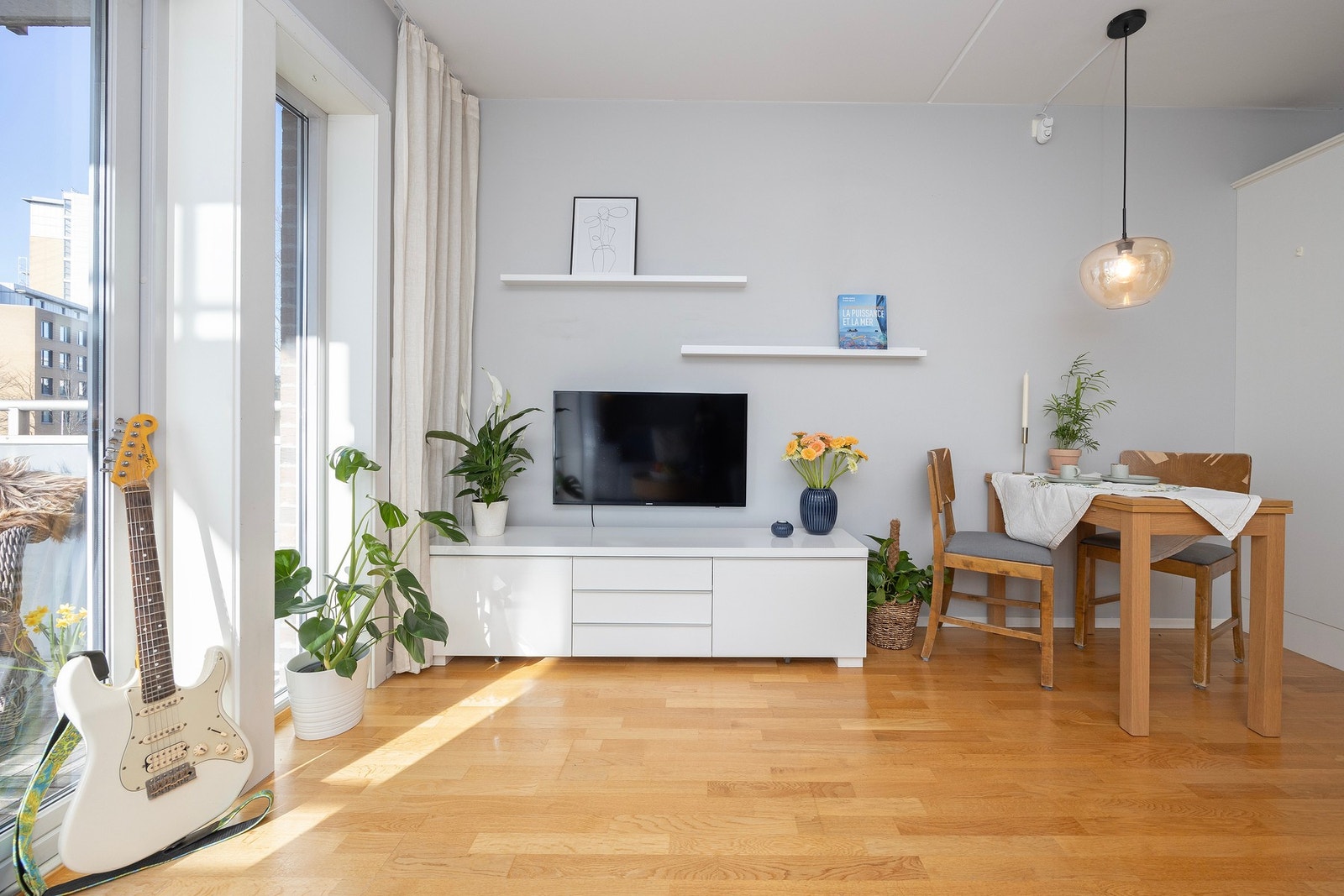 Det er store vindusflater i stuen som sørger for godt med naturlig belysning. Galleribilde