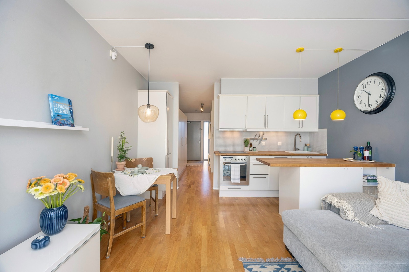 I sammenheng med stuen er det et flott kjøkken. Her er det plass til spisebord og samtidig godt med skapplass. Galleribilde