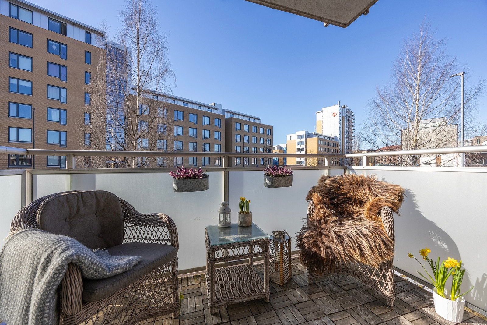 Balkongen er vendt mot sydvest noe som sørger for optimale solforhold. Her har du solen til langt på ettermiddagen. Galleribilde