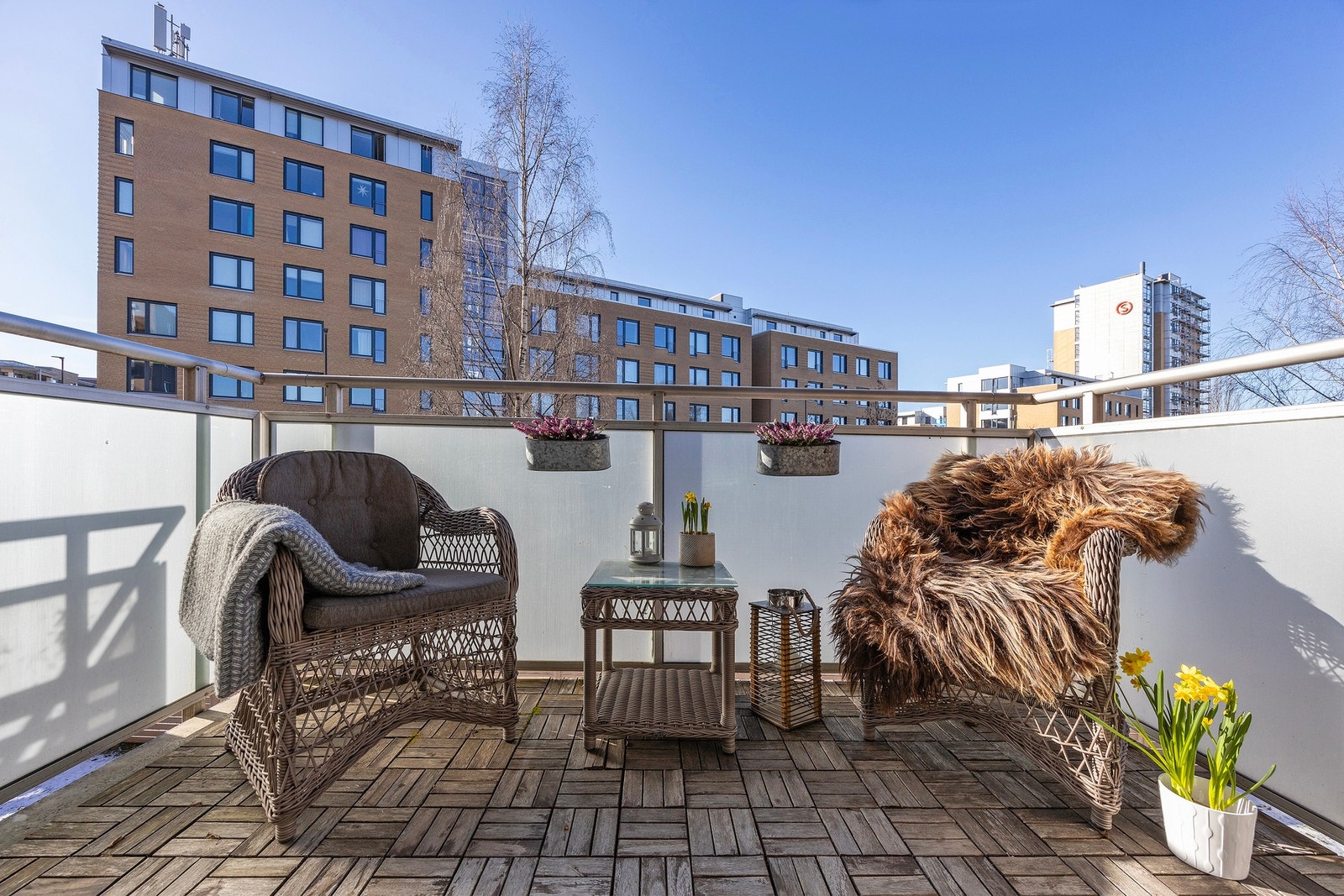 Balkongen er belagt med tretremmer og har rekkverk av stålkonstruksjoner og glass. Galleribilde