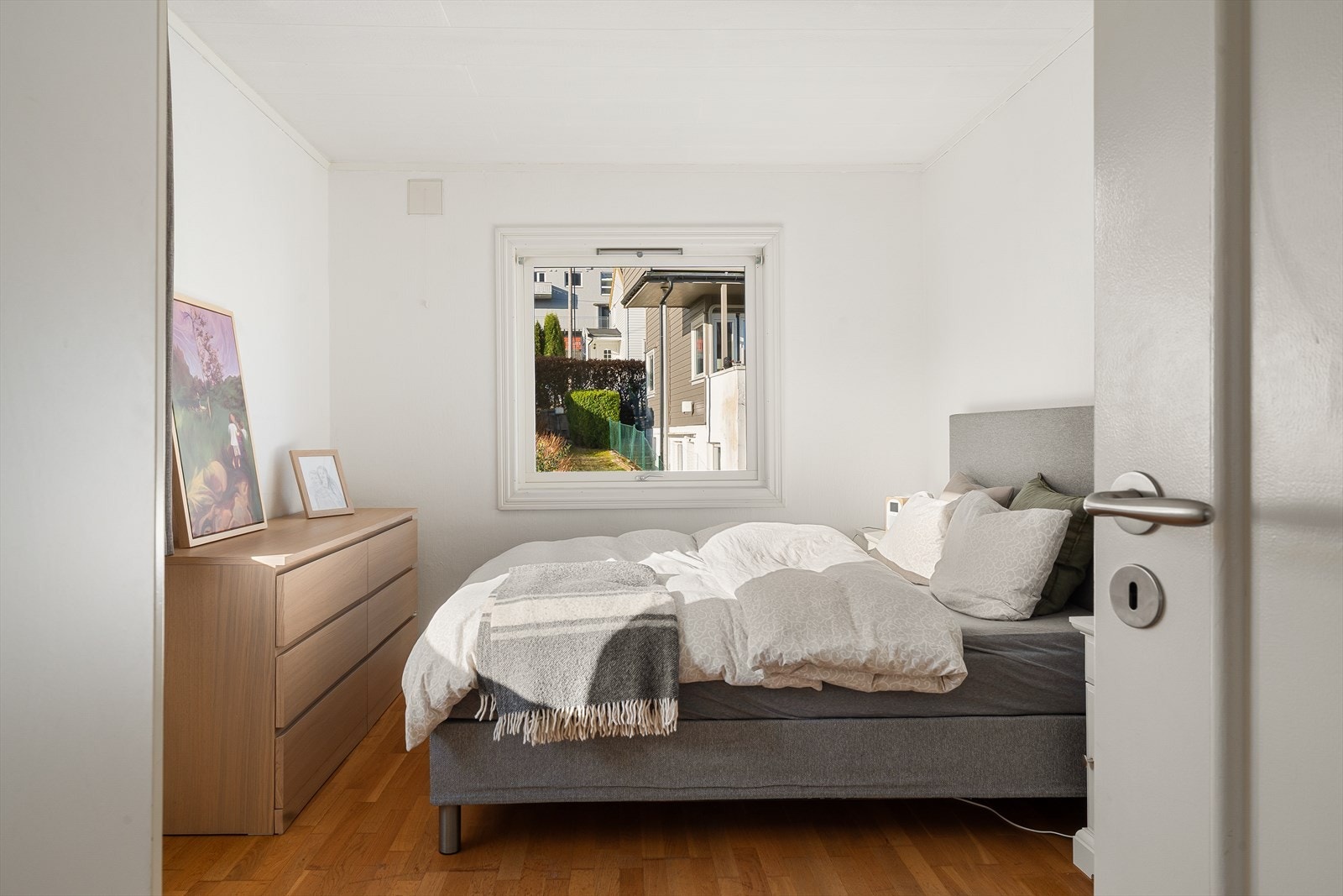 Leiligheten har to soverom, hovedsoverommet er romslig med plass til dobbeltseng og garderobe. Galleribilde