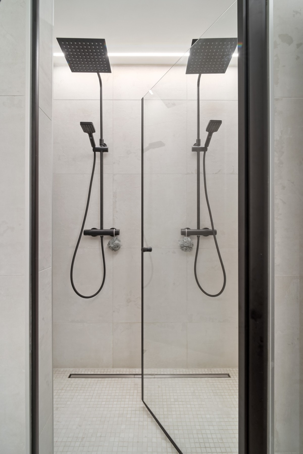 Badet nede gir spafølelsen med både dobbel regnfallsdusj og badekar. Galleribilde