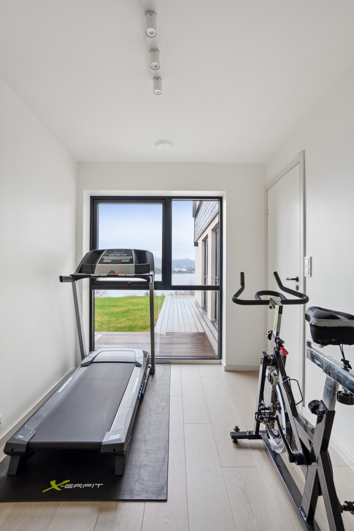 Boligen har flere fleksible rom, blant annet et trimrom i underetasjen og et musikkstudio i toppetasjen. Galleribilde