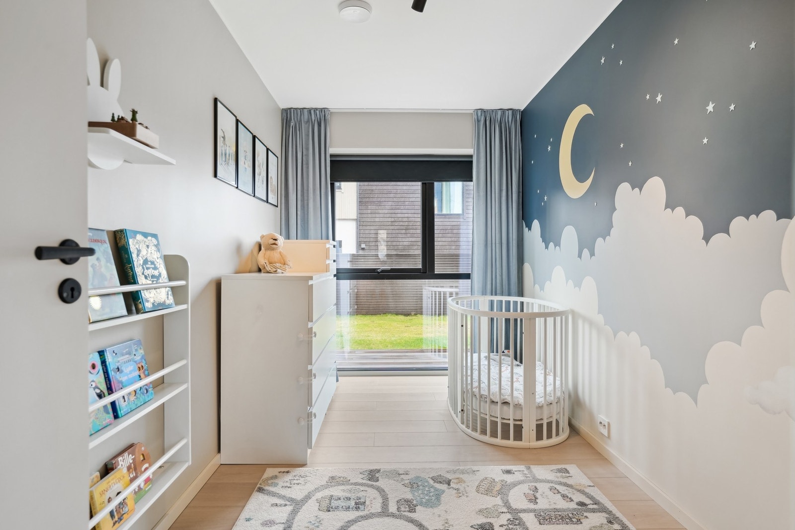 Soverommene har store vindusflater. Galleribilde