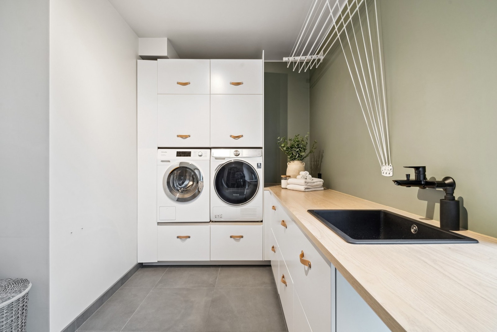 Vaskerommet ligger sentralt i boligen og er smart innredet med god oppbevaringsplass og egen bod Galleribilde