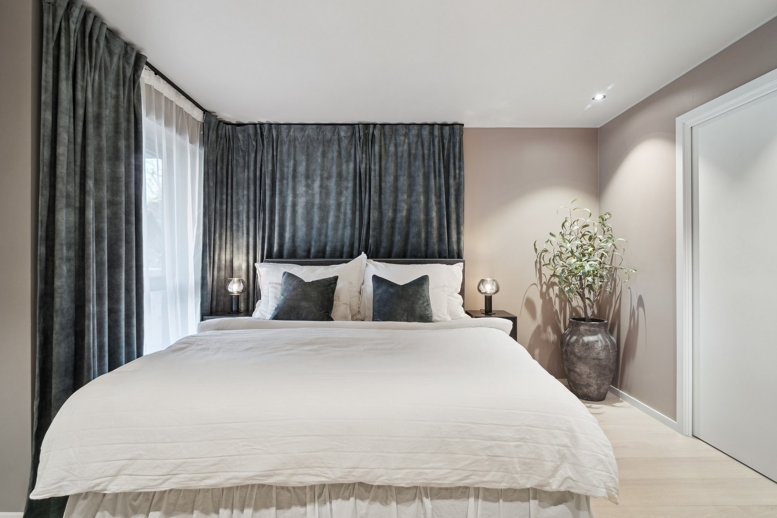 Lekkert hovedsoverom malt i lune farger. Galleribilde