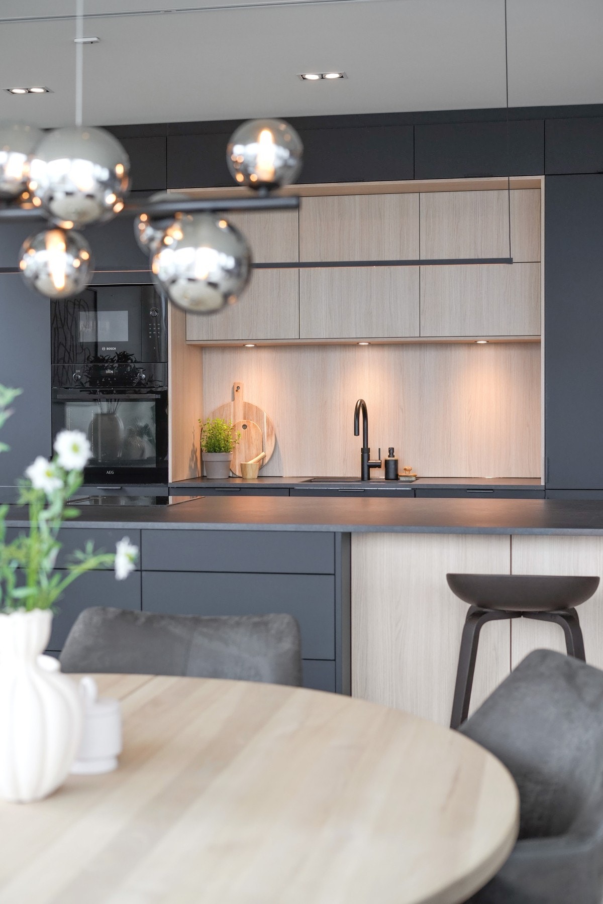 Benkeplaten er i skifergrå høytrykkslaminat og vaskekummen har Quooker-kran med kokende vann. Galleribilde