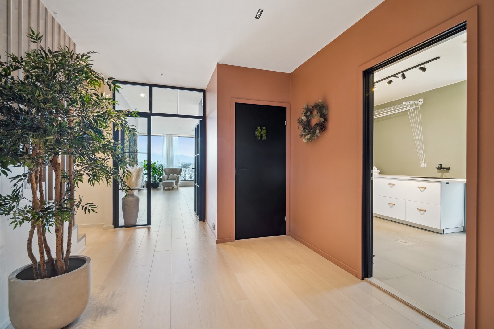 I 2023 ble det satt inn glassvegg med smijernsdør inn til stuen, trendy og eksklusivt. Galleribilde