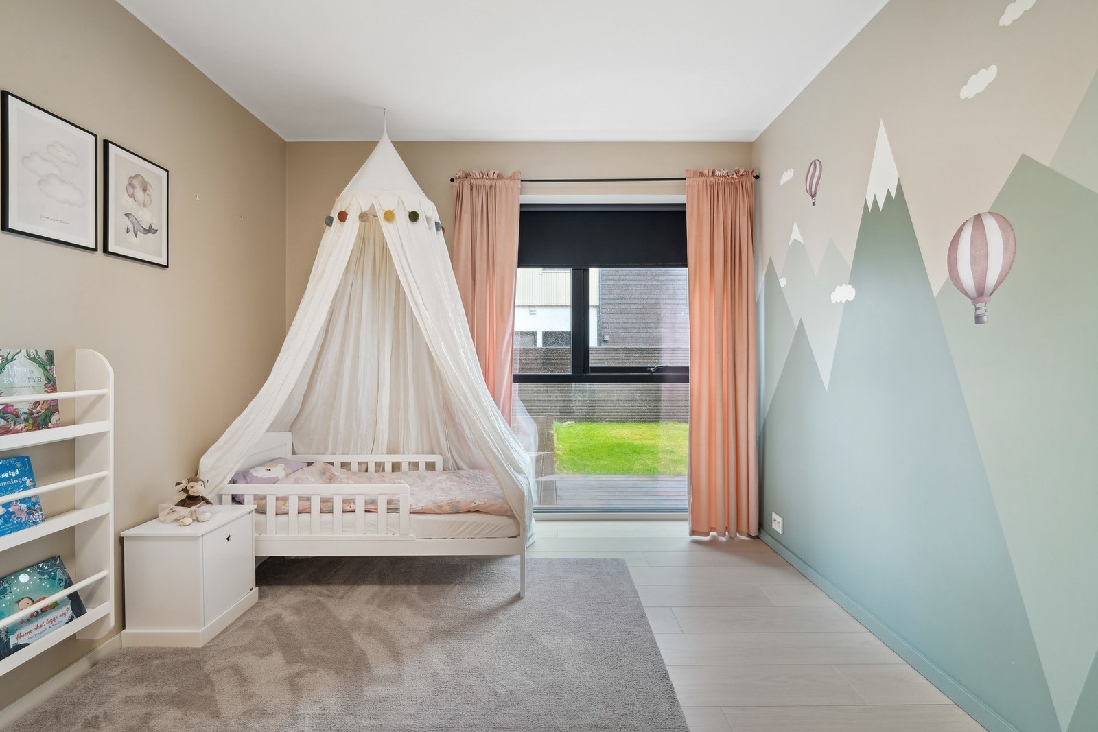 Et sjarmerende barnerom med en eventyrlig atmosfære, myke fargetoner og lekne detaljer. Galleribilde