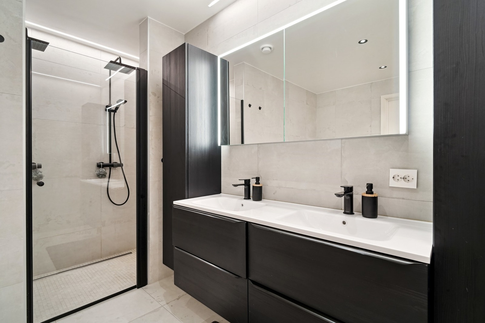 Badet er stort og pent innredet med god skapplass og ekstra hverdagsluksus. Galleribilde