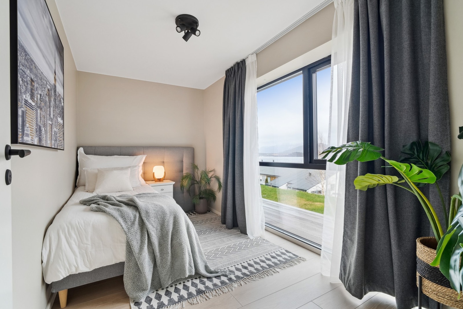 Soverommene i underetasjen ligger godt skjermet for støy og innsyn. Galleribilde