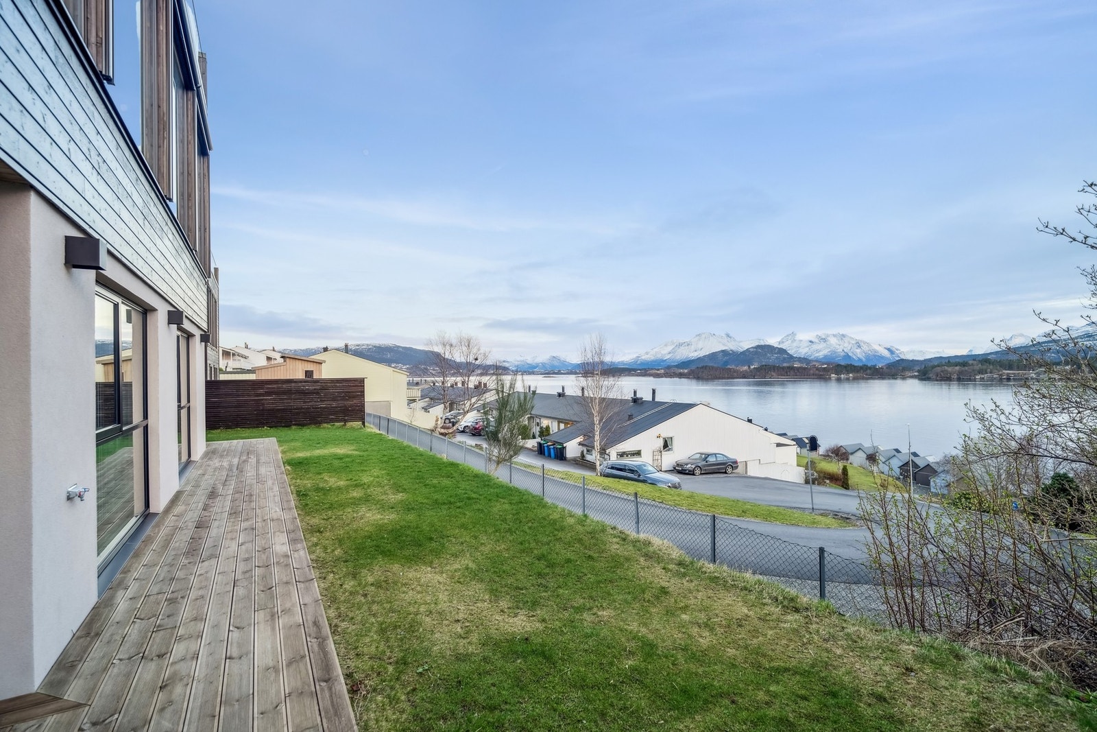 Omgivelsene er naturskjønne med turstier rett utenfor tomten og kort vei ned til sjøen. Galleribilde