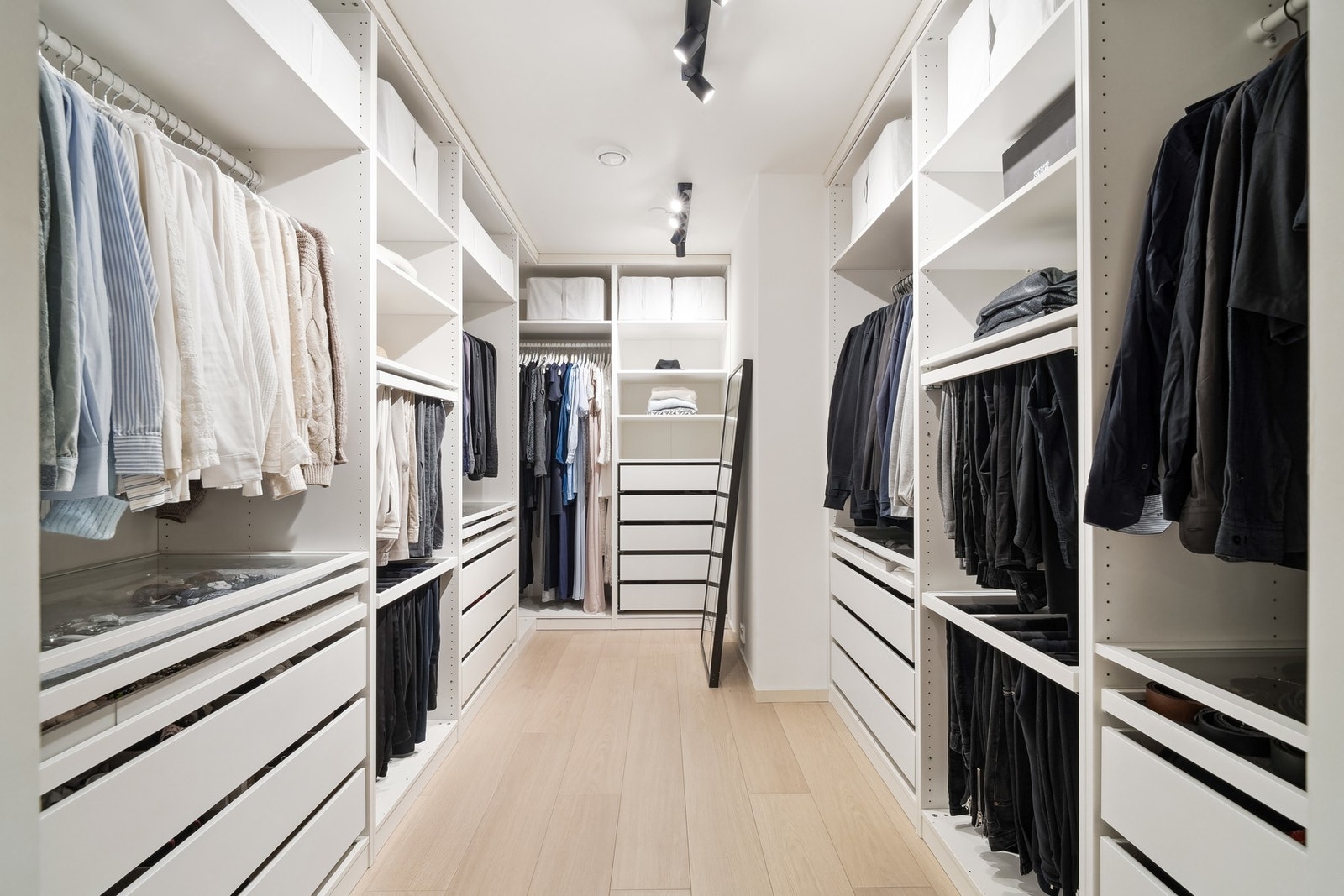 Garderoberommet har skap fra gulv til tak langs tre sider. Galleribilde