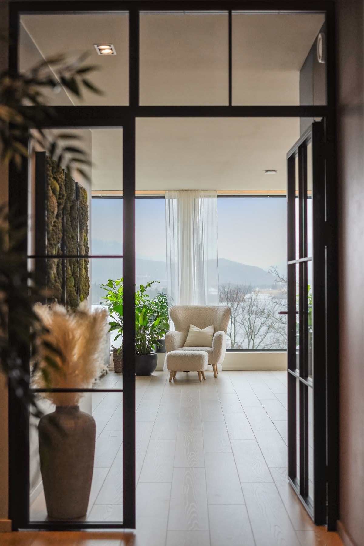 En eksklusiv smijernsdør fra 2023 skiller hallen fra stuen. Galleribilde