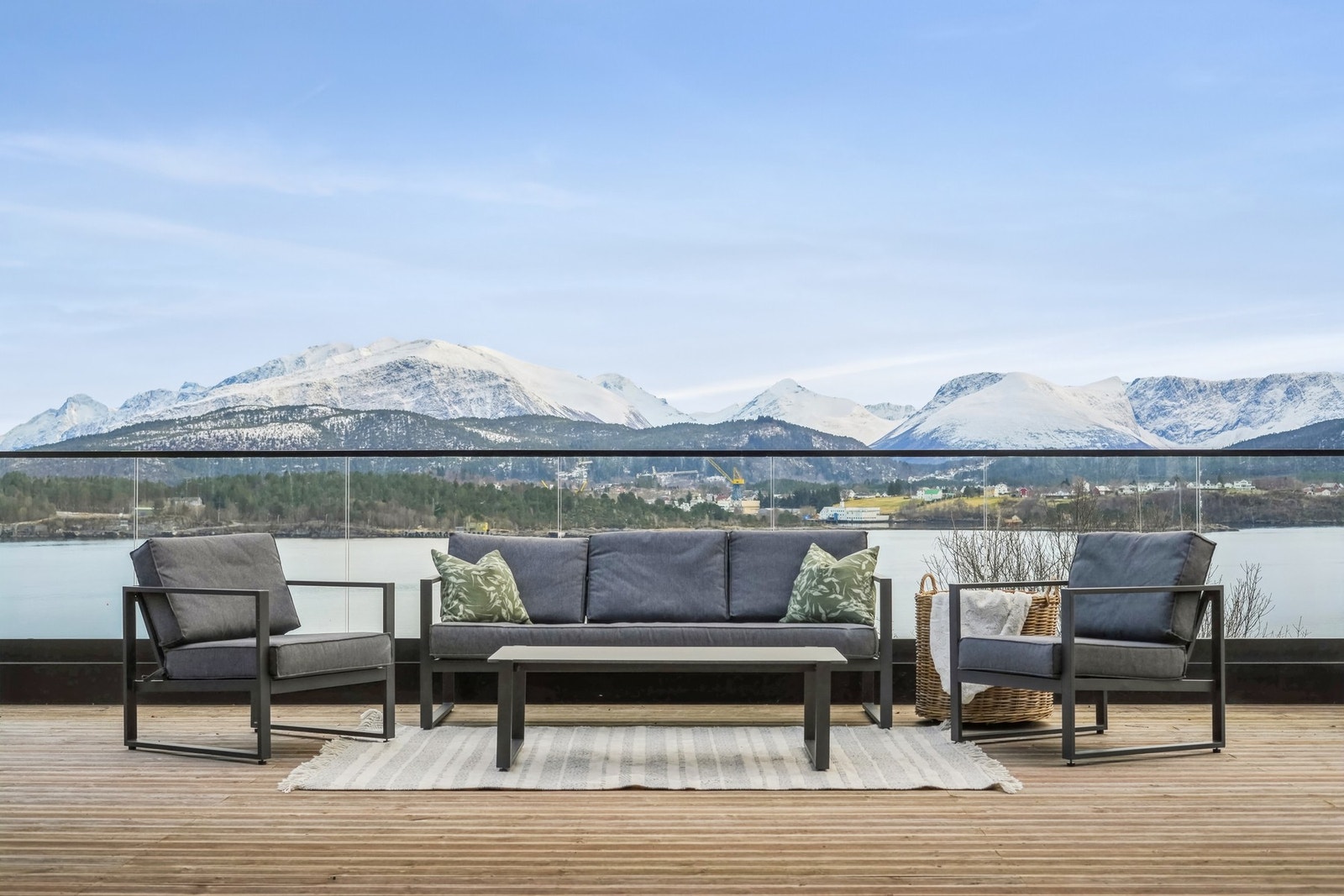 - med mektige Sunnmørsalper som bakteppe. Galleribilde