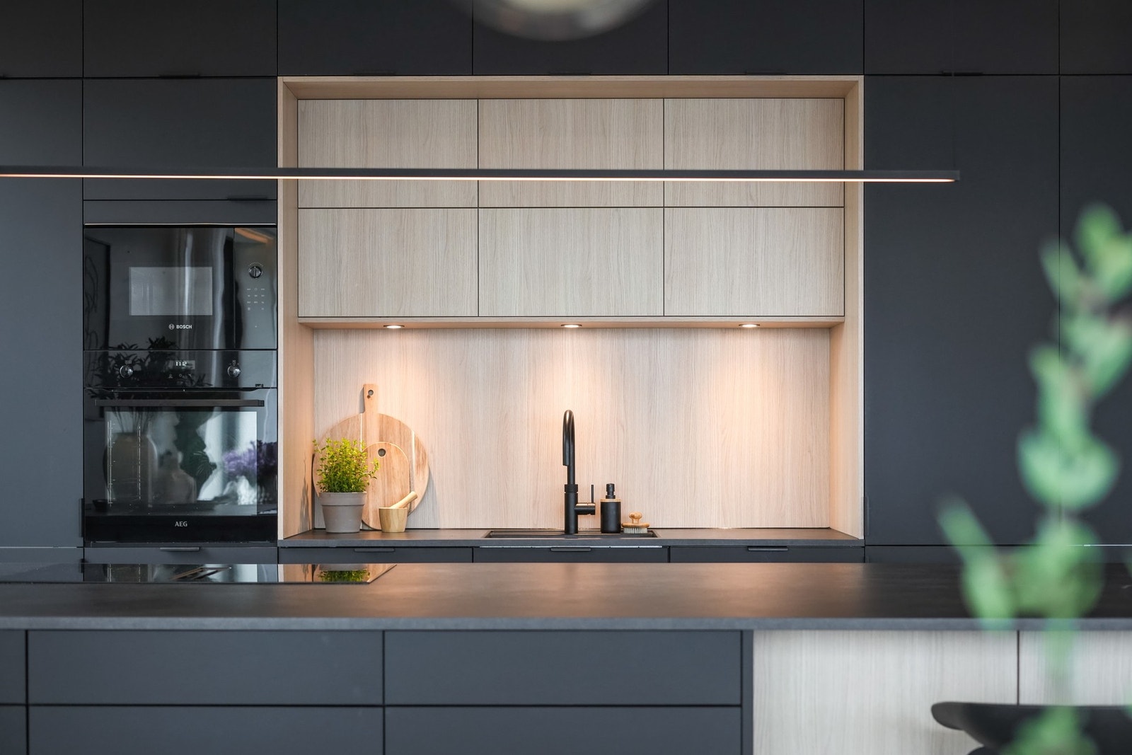 Utsøkt kombinasjon av lyst treverk mot mørke fronter. Galleribilde