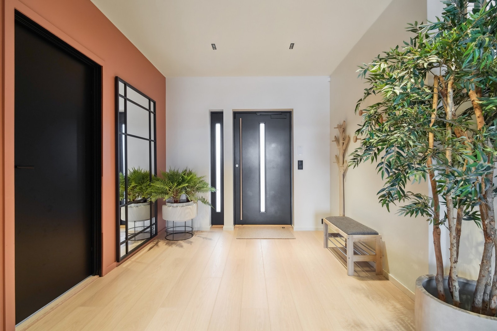 Hallen er innbydende med lune, dempede farger og inngang til både gjestetoalett og vaskerom. Galleribilde