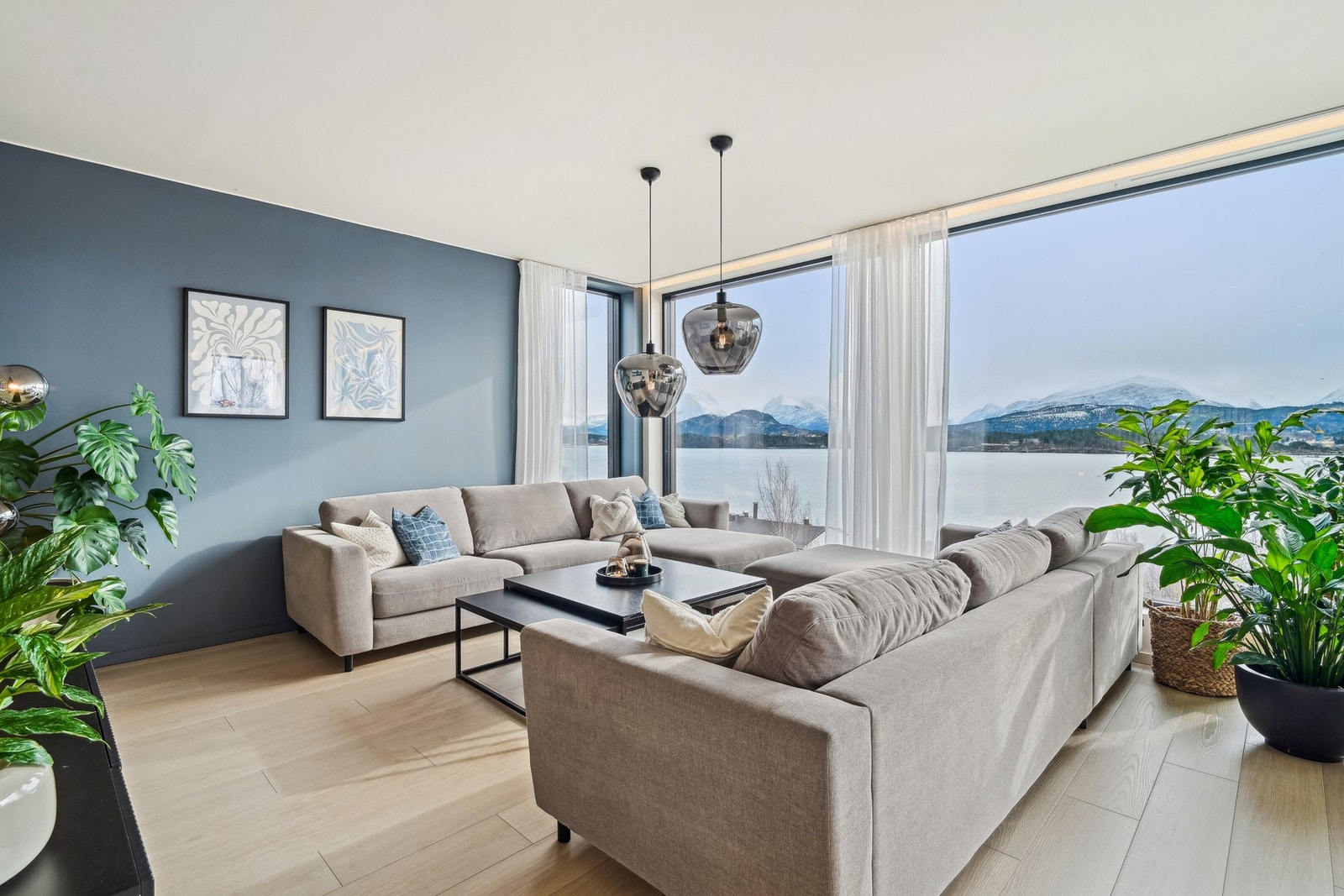 Stuen har panoramavinduer mot fjorden og en helt nydelig utsikt. Galleribilde