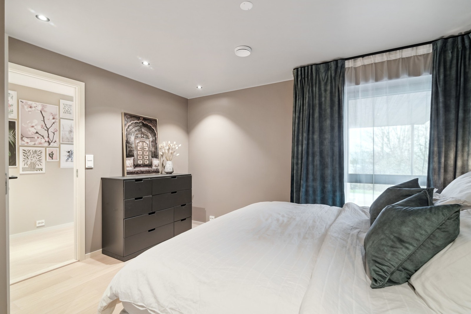 Soverommene i underetasjen har énstavs laminatgulv, lysmalte vegger, listefri himling med downlights og gode vindusflater med mørk omramming. Galleribilde