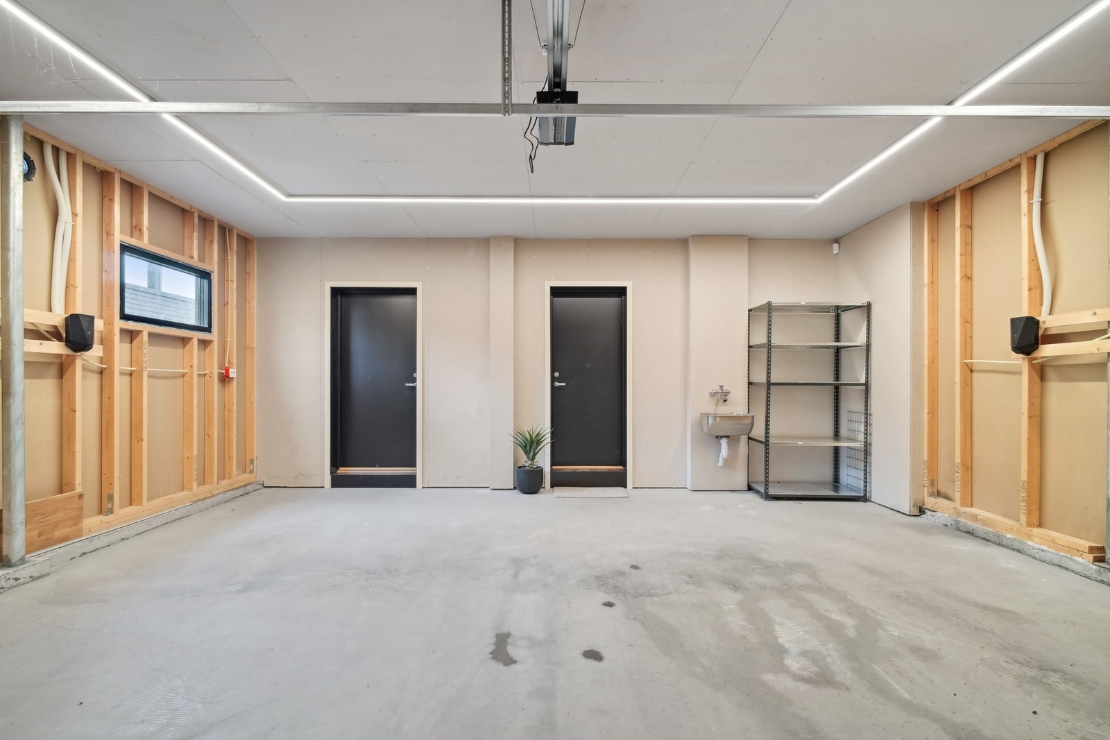 I dobbelgarasjen er det montert to elbil-ladere. Galleribilde