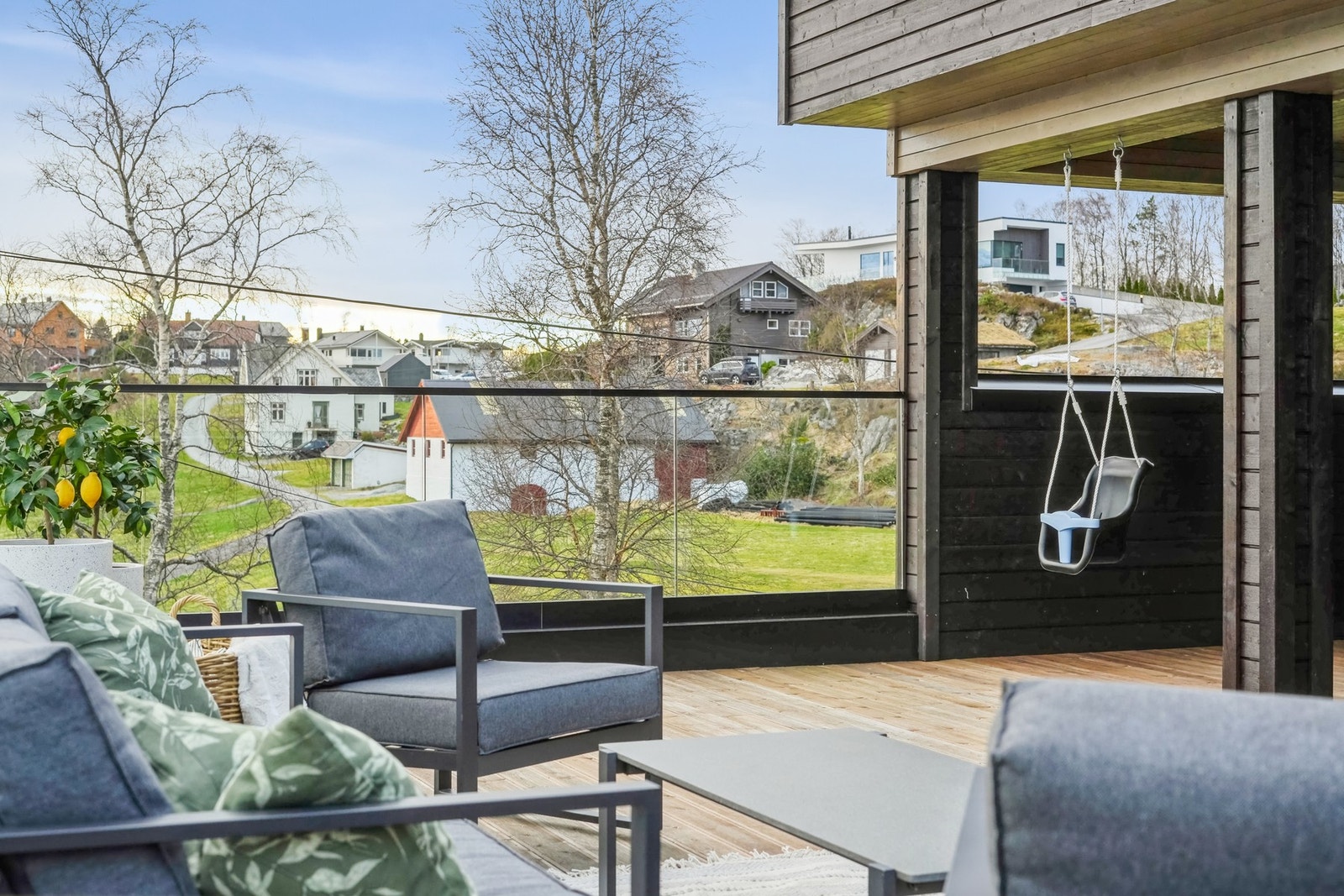 Uteplassen har dekke av terrassebord, åpen del i front og overbygd del innerst og på siden. Galleribilde