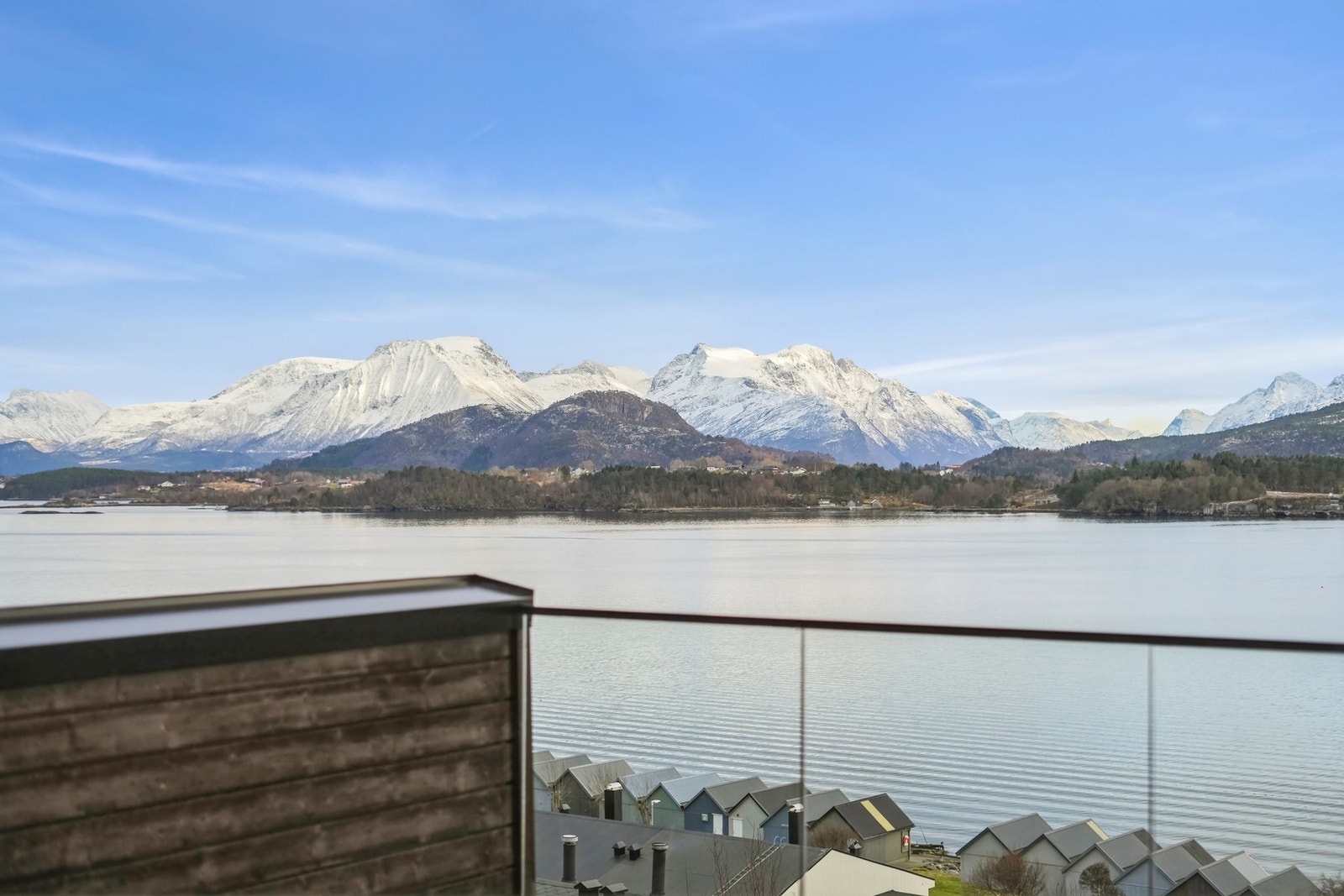 Glassrekkverket gir uhindret sikt mot den flotte fjordutsikten. Galleribilde