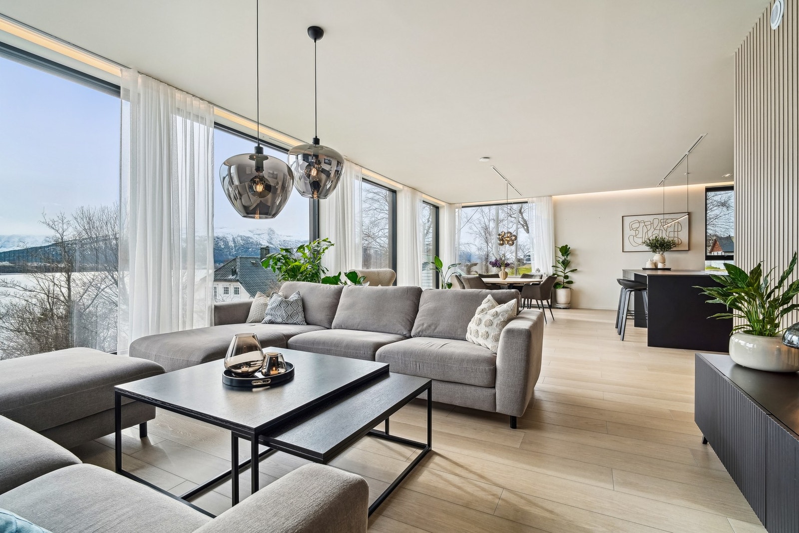 Dette er en arkitekttegnet enebolig med nydelig sjøutsikt og høy standard fra 2022! Galleribilde