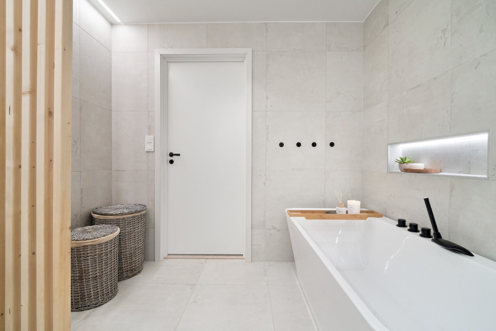 Toalettet skjermes av en spilevegg og rommet har helflisede overflater og vannbåren gulvvarme. Galleribilde