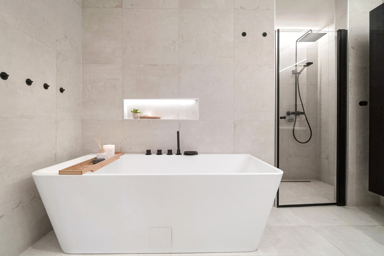 Alle detaljer er på plass med belyst nisje over badekaret og indirekte belysning langs himlingen. Galleribilde