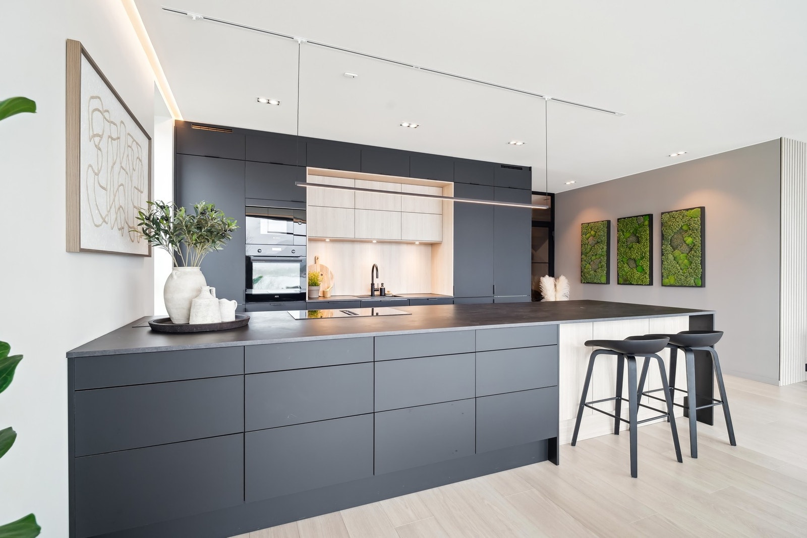 Kjøkkenhalvøya har barløsning med spiseplasser og enormt med oppbevaringsplass. Galleribilde