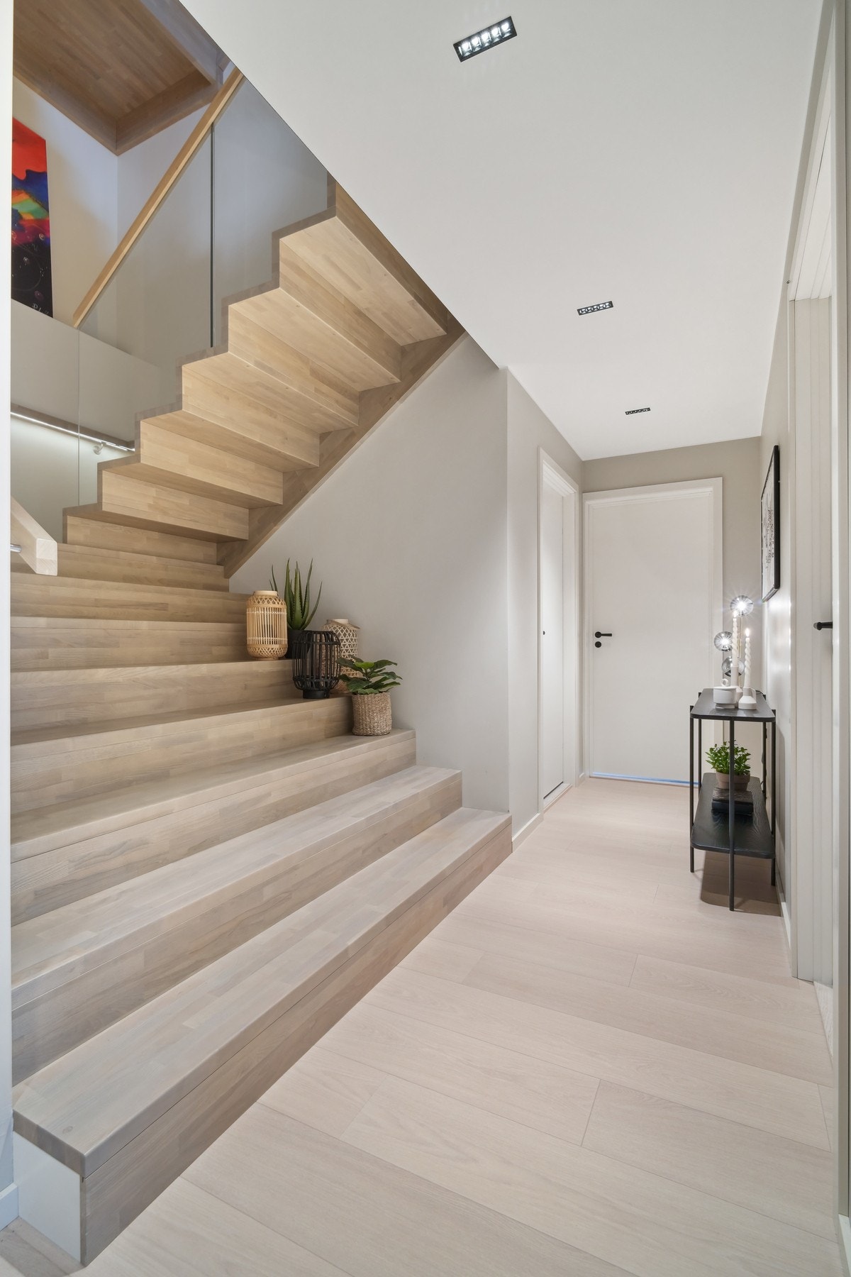 Boligen har enstavs laminatgulv i alle oppholdsrom, foruten studio som har gulvbelegg. Galleribilde