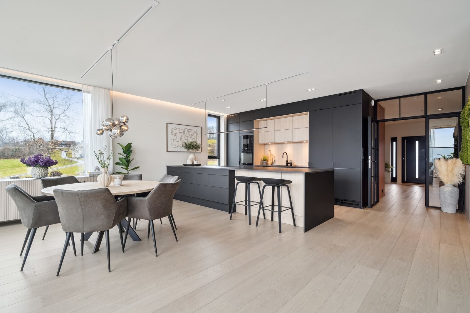 Den flotte glassveggen med smijern gir rommet det lille ekstra. Galleribilde