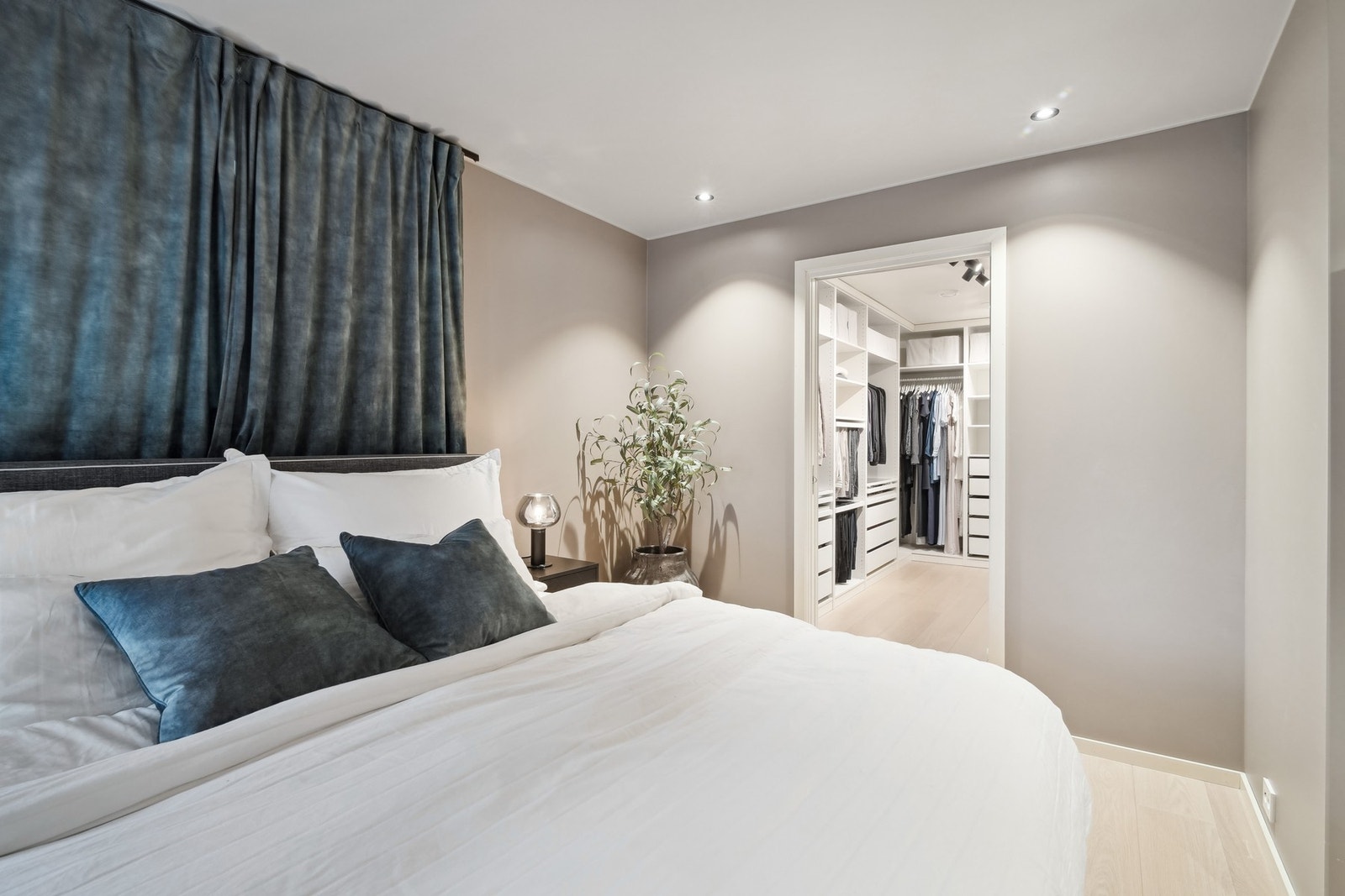 Hovedsoverommet ligger tilknyttet et velinnredet garderoberom. Galleribilde