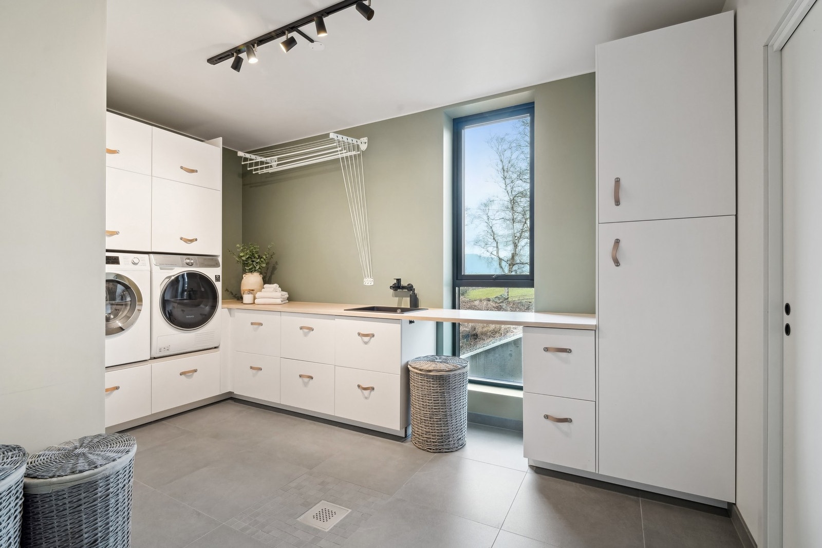 Dette vaskerommet gjør klesvasken og sorteringen mer lystbetont. Galleribilde