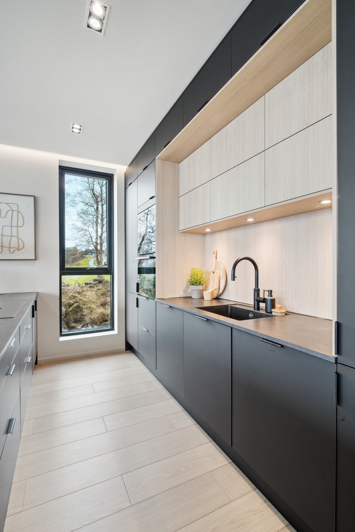 Kjøkkenet har alle hvitevarer integrert, inkludert to oppvaskmaskiner som er svært praktisk for å holde benken ryddig. Galleribilde