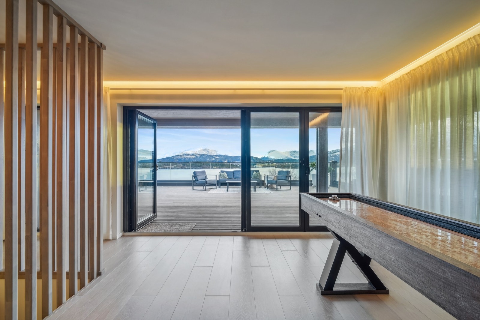 Med foldedørene åpne visker man nærmest ut skillet mellom inne og ute. Galleribilde