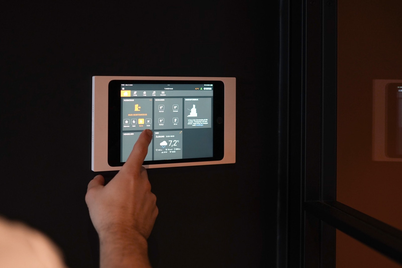 Boligen har smarthussystem og vannbåren gulvvarme. Galleribilde