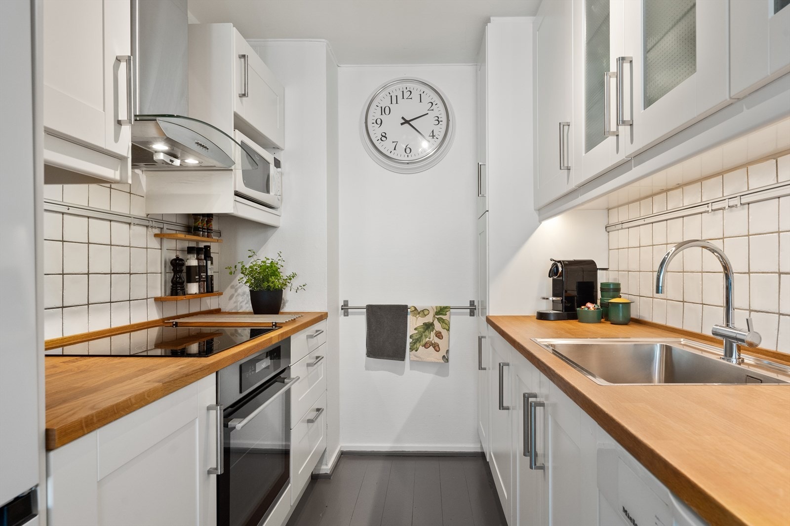 Her er det godt med skapplass og gode arbeidsflater. Galleribilde