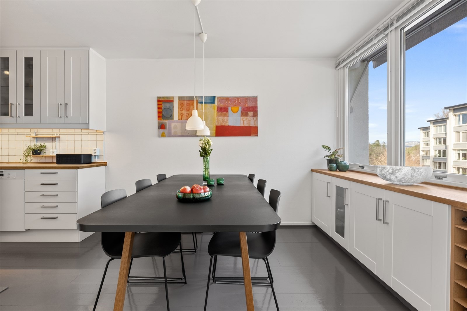 Her er det plass et stort spisebord som rommer hele familien. Galleribilde