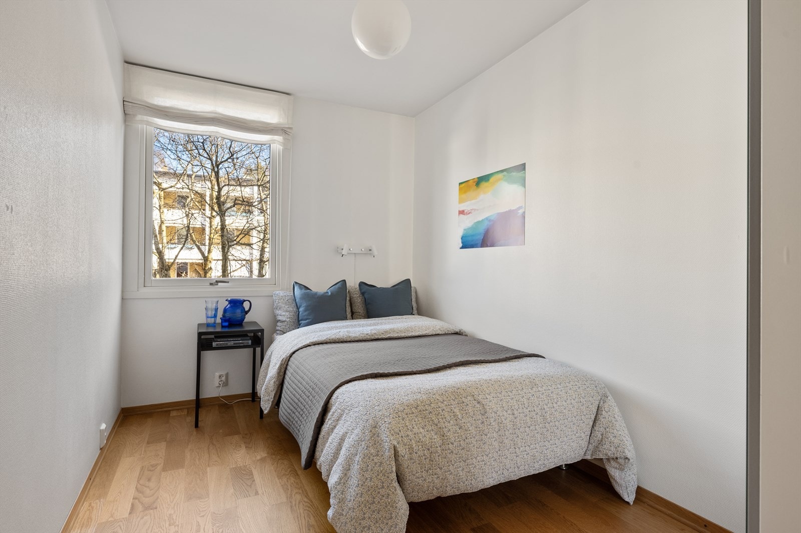 Soverom 2 med plass til seng, nattbord, garderobe eller annen møblering. Galleribilde