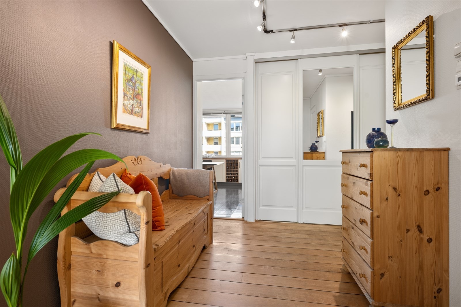 I gangen er det praktisk skyvedørsgarderobe for yttertøy og sko. Galleribilde