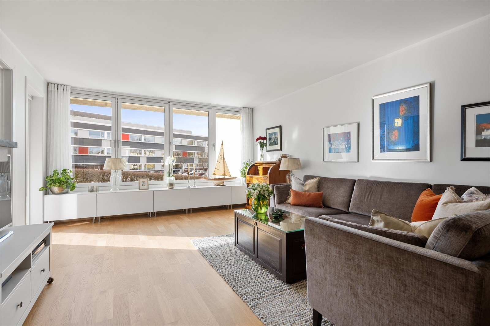 Lys og fin stue med åpen peis som varmer godt på kaldere dager. Galleribilde